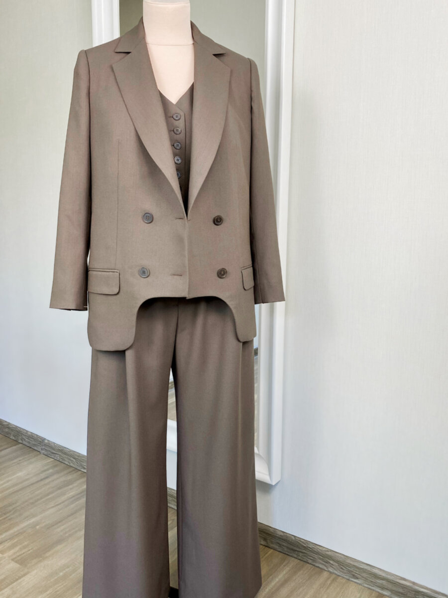 Костюм с удлиненным пиджаком и декоративным вырезом спереди 