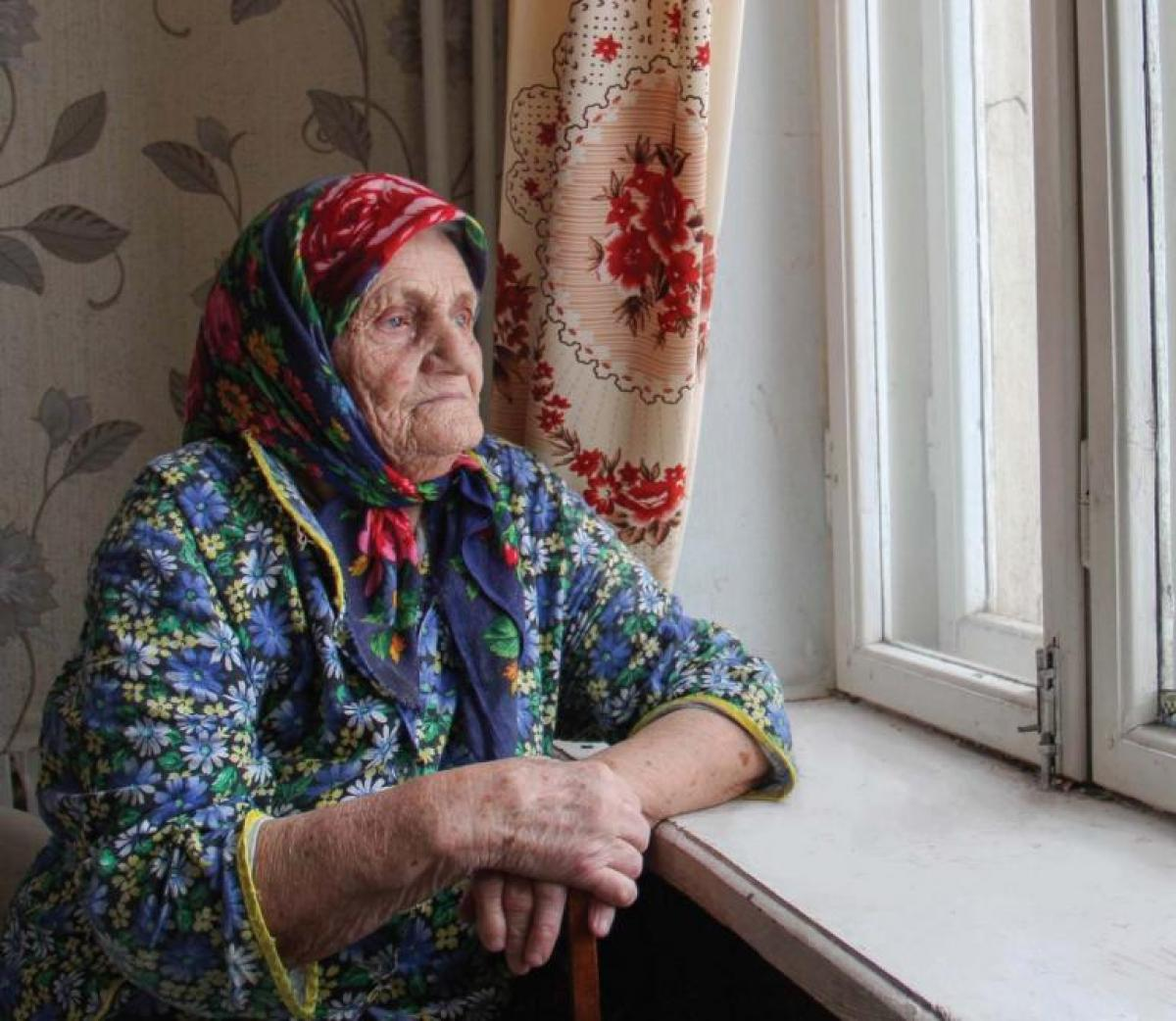 бабушка без дома. старушка у окна. старчесая депенуич абушка. бабки у дома. квартира бабушки.