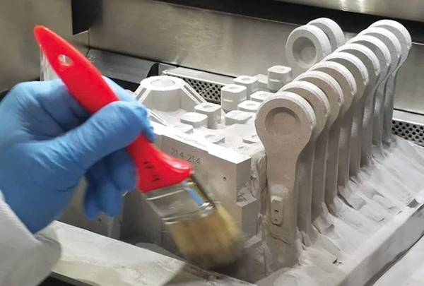 Основную часть остатков металлического порошка рекомендуется  пересыпать кисточкой в переливной контейнер или колодец 