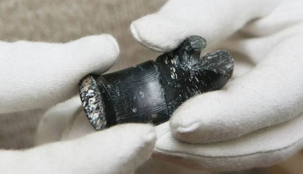 Фото: http://siberiantimes.com/science/casestudy/features/f0100-stone-bracelet-is-oldest-ever-found-in-the-world/ 