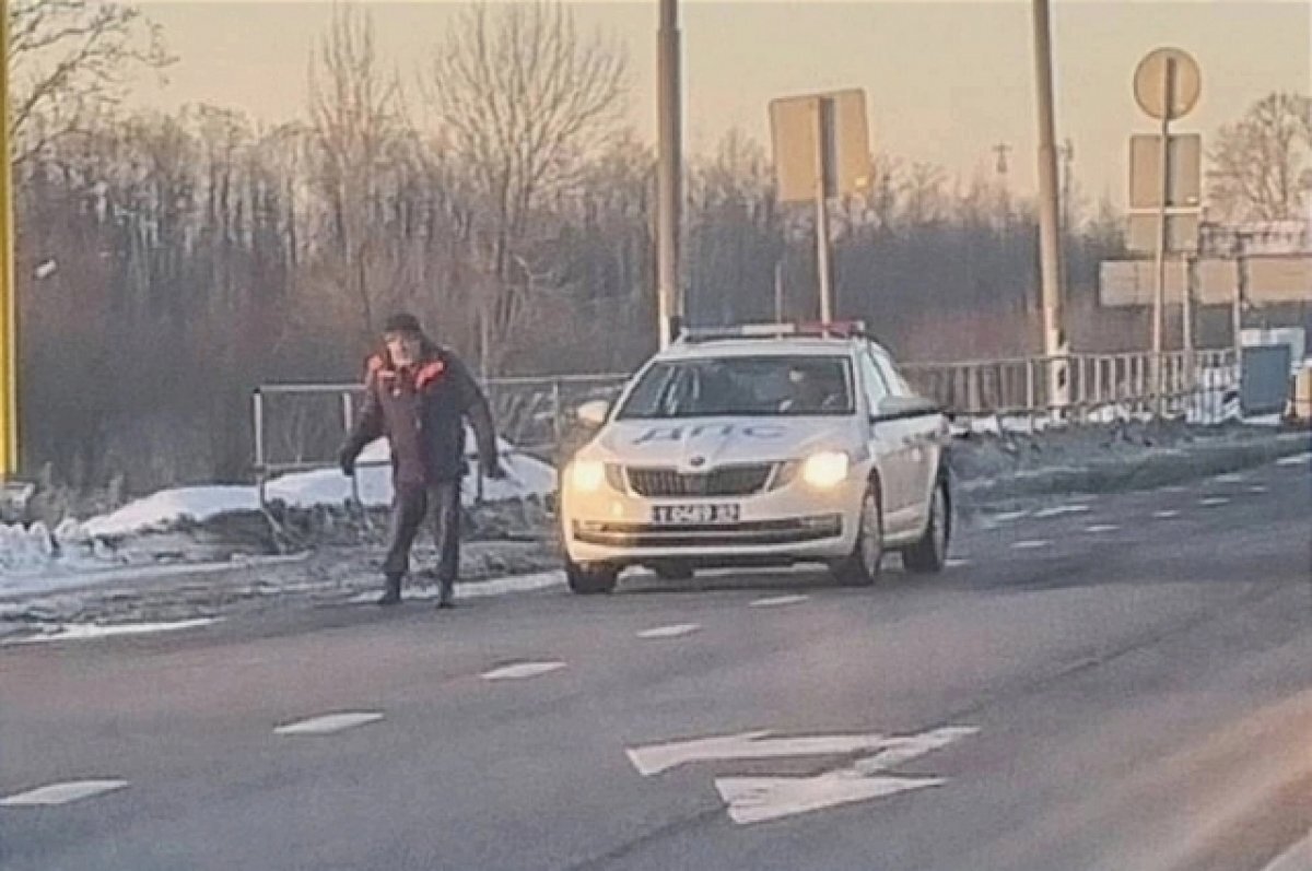    Установлено имя полицейского, спасшего мужчину на М-10 в Тверской области