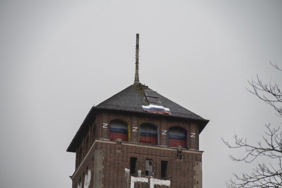     DPA: Неизвестные вывесили российский флаг на бывшем здании ландтага в Потсдаме  GLOBAL LOOK PRESS