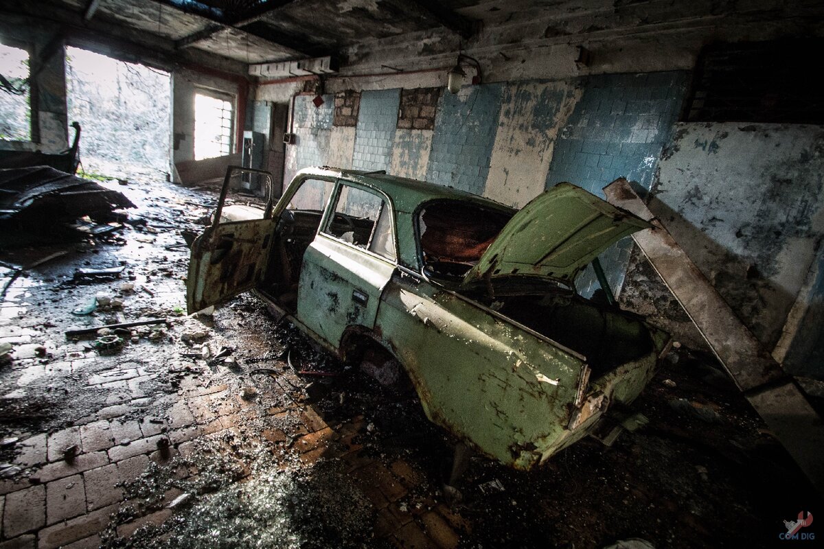 Заброшенная обувная фабрика. Обувь не увидел, но нашел несколько автомобилей времён СССР