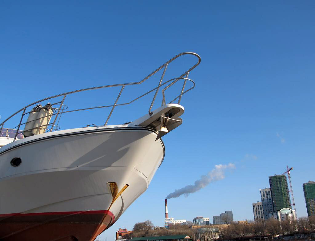 Кажется, суда тоже устали стоять на зимнем хранении...