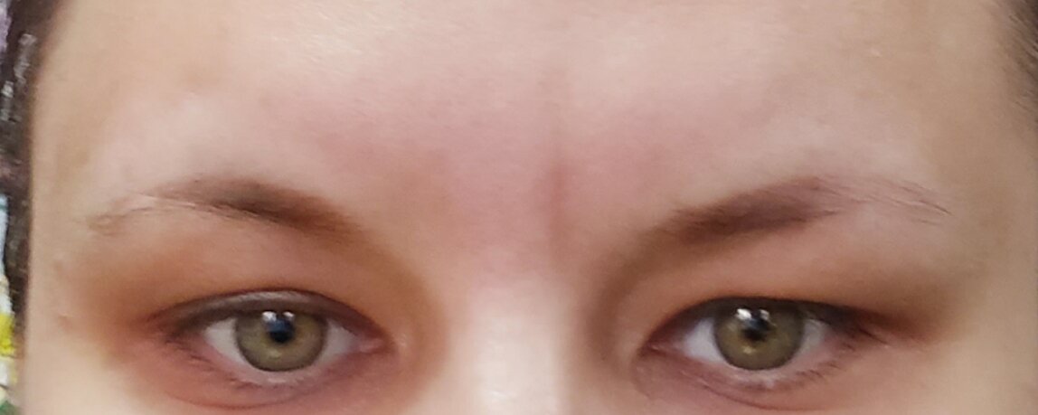 На фото видна морщинка моя, и мои ужасные брови с татуажем.....