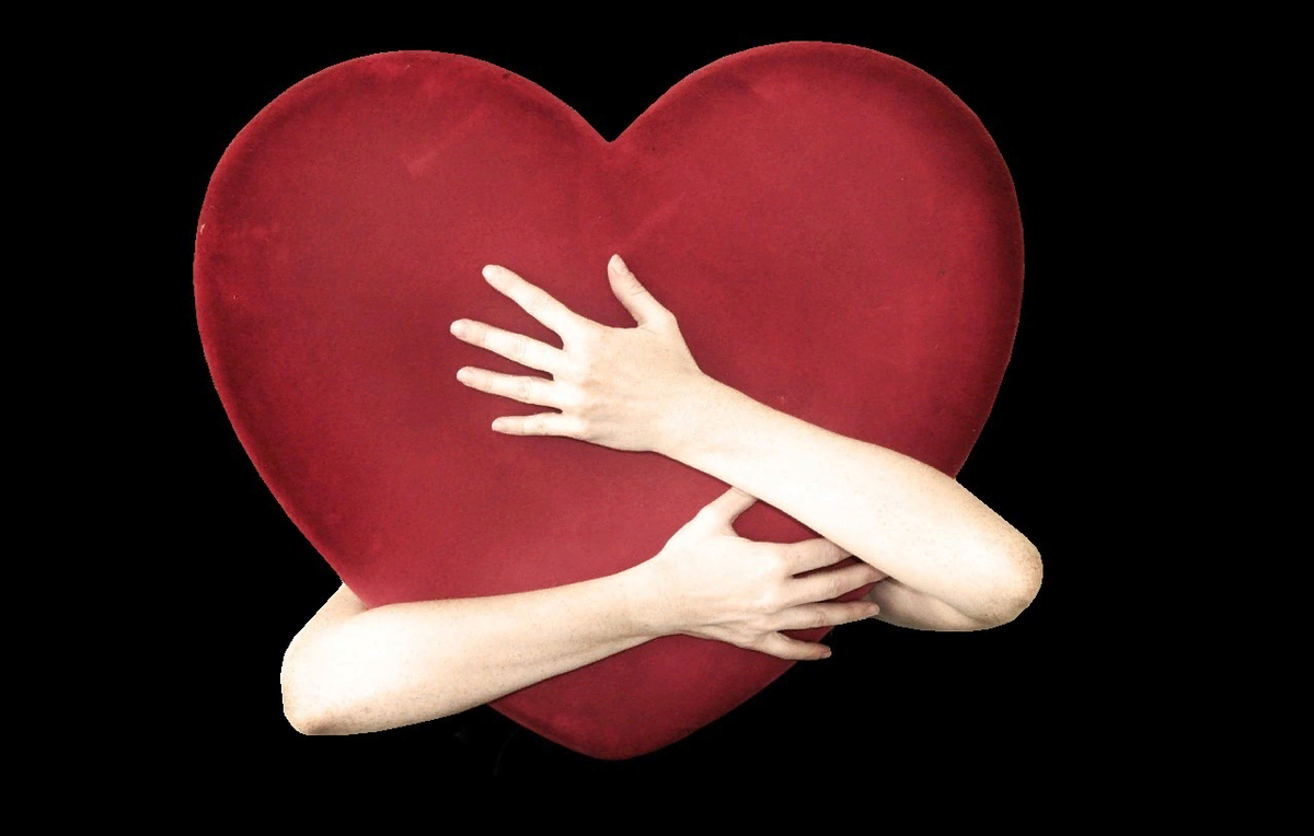 Сердце лови. Обнимаю сердцем. Сердце обнимашки. Сердце обнимашка. Руки обнимают сердце.