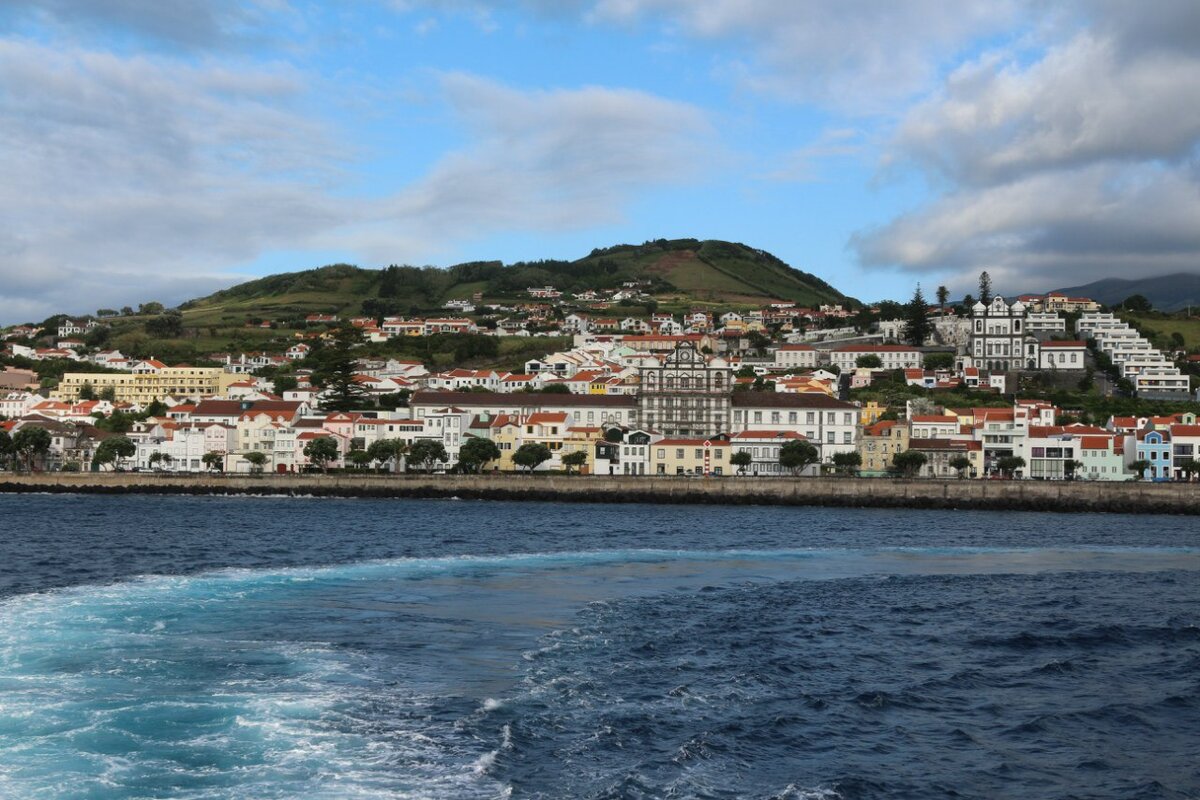 город Орта - столица острова Файял