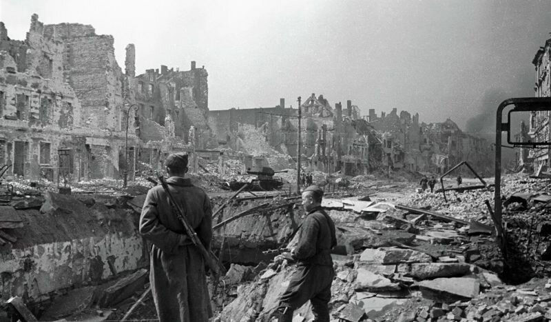 Советские солдаты в Берлине, май 1945 года. Фотография:  Александр Капустянский