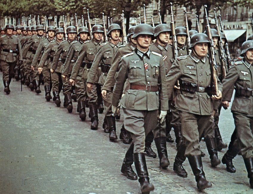 Архивное фото:  немецкие солдаты идут пешком и вооружены винтовками