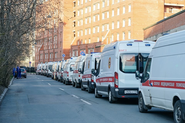 Очередь из скорых в Покровской больницей в Петербурге