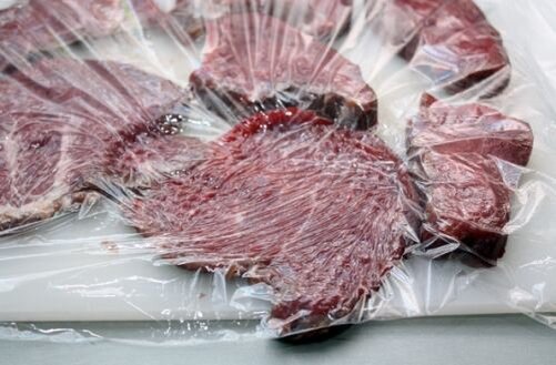     Если наша говядина замороженная – размораживаем и с помощью ножа стараемся нарезать ее тонкими ломтиками. Это поможет нам в дальнейшем качественно отбить ее молотком. Затем с помощью того же молоточка аккуратно и осторожно отбиваем наши ломтики говядины по всей их поверхности. Главная задача качественно отбить мясо.   