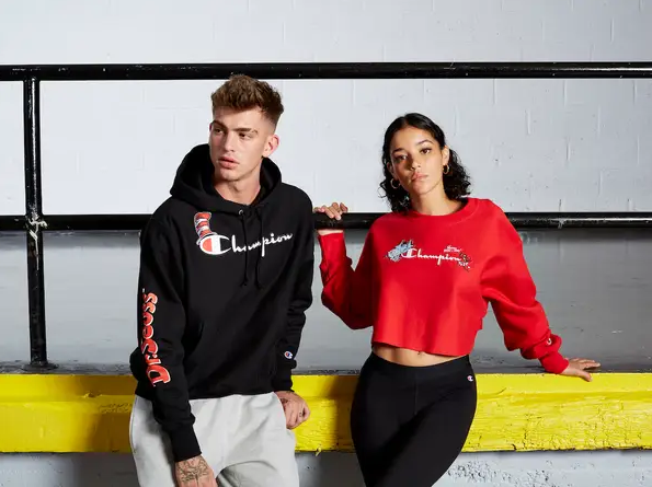 На этой фотографии Champioп представил современную одежду