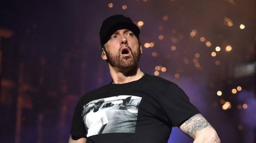 Эминем столкнулся с нежданным гостем в гостиной своего дома в Детройте, пишет TMZ со ссылкой на полицейский источник. 
Это произошло в апреле примерно в четыре утра. 26-летний Мэттью Дэвид Хьюс пробрался в дом, разбив окно на кухне камнем. Охранники в это время были в другой части дома, но задержали мужчину, когда рэпер столкнулся с ним в гостиной и позвал на помощь.

Полиция взяла его под арест и предъявила обвинения в незаконном вторжении первой степени и порче имущества. Не казалось, что мужчина пытался что-то украсть — возможно, просто хотел встретиться с музыкантом.