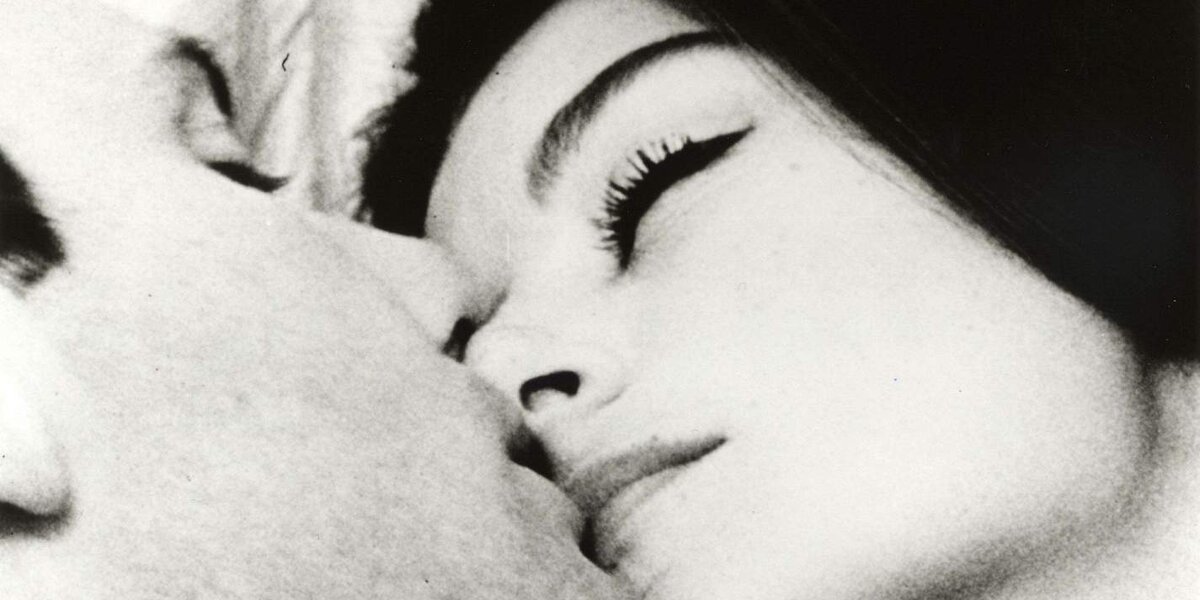 Кадрый из фильма "Мужчина и Женщина". Фильм сочетает ч/б и цветную съемку