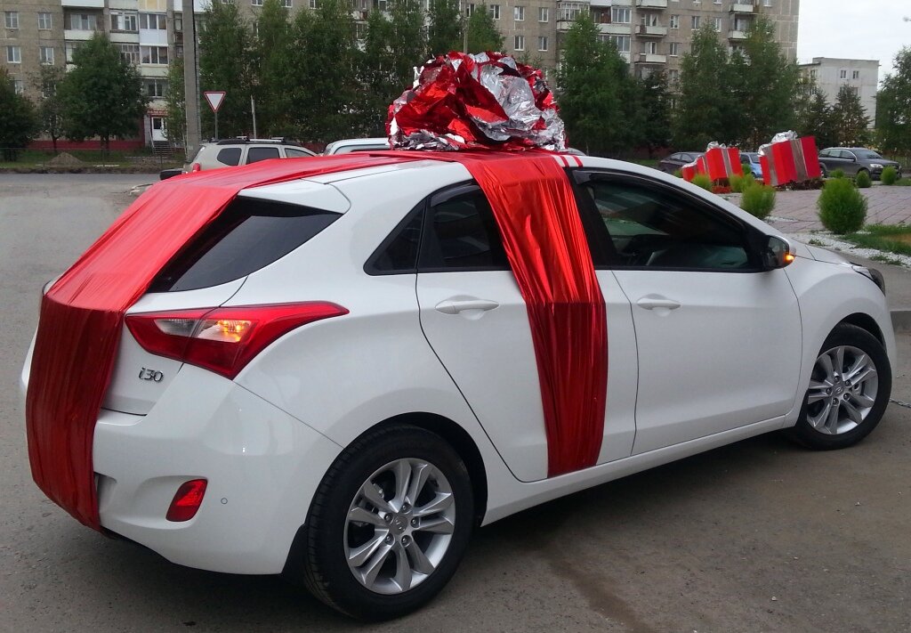 Получить машину в подарок. Автомобиль с бантом. Машина в подарок. Машина с бантом в подарок. Бант на машину.