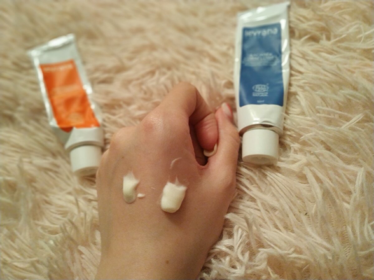 Консистенция и плотность кремов Levrana. Лево - морошка, право - василек