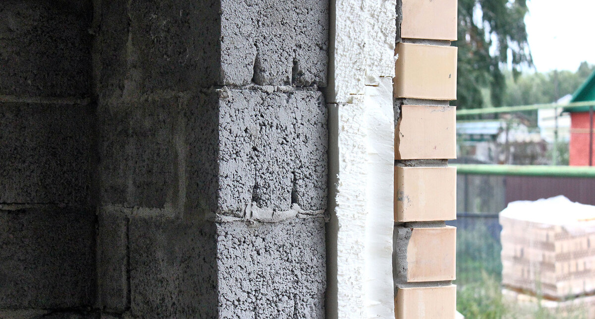 Стена в половину блока с утеплителем и облицовкой