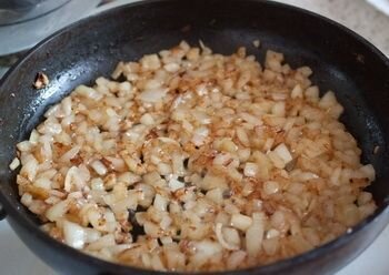     Приготовим лук к жарке. Очищаем его от шкурки и промываем. Затем режем кубиками.        Наливаем в сковороду подсолнечное масло и пересыпаем лук. Жарим его, как всегда, до золотистого цвета.   
