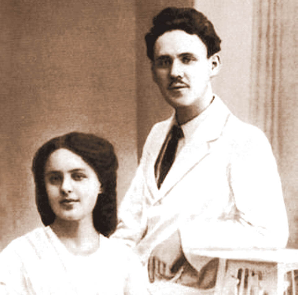 На пароходе, идущем в Палестину в 1911г.,  Самуил Яковлевич познакомился со своей будущей женой Софьей Михайловной Мильвидской. Ему - 24, а ей – 16. "Софья Михайловна была женщиной утонченно красивой и человеком необычайно умным."