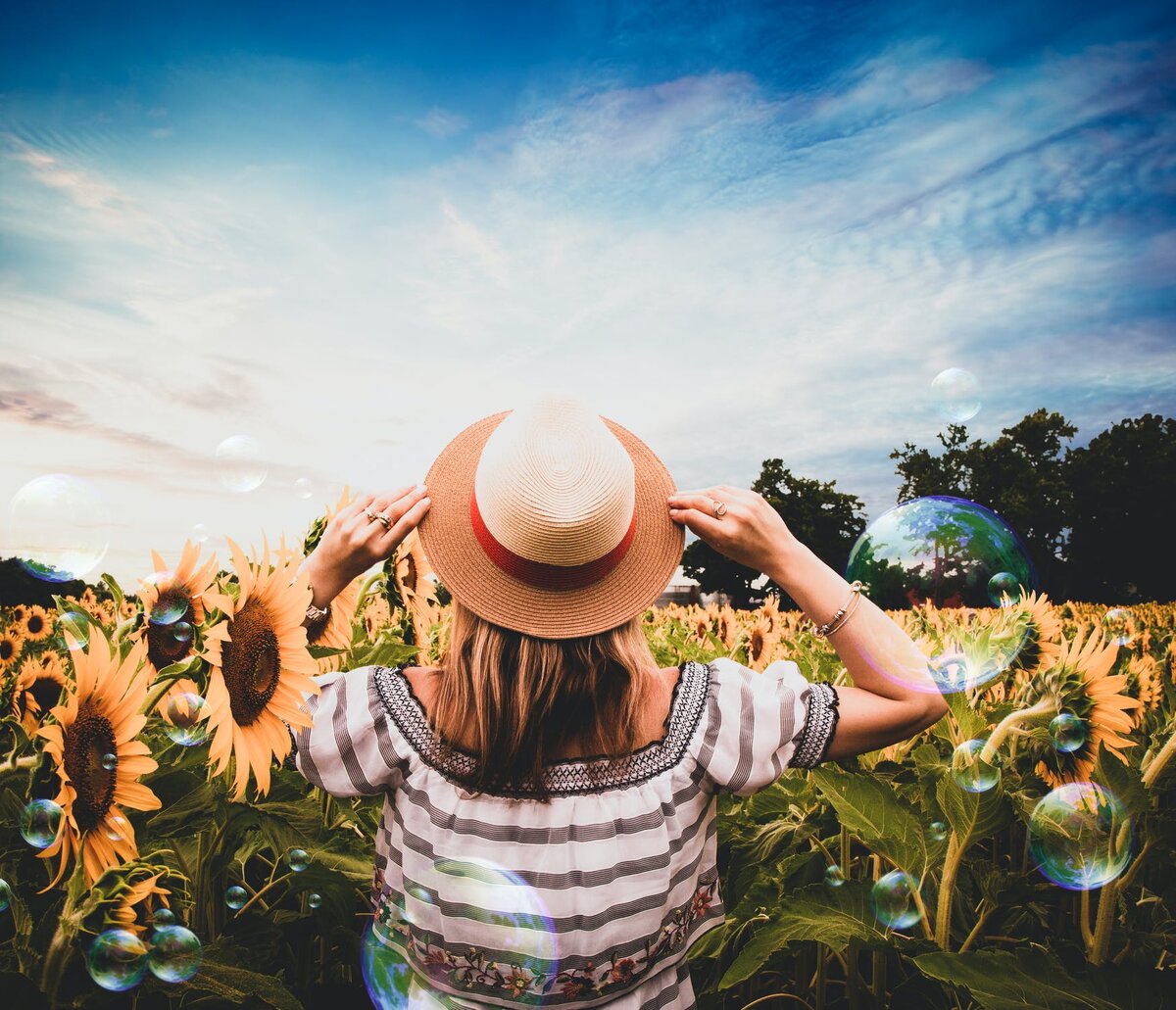 https://www.pexels.com/photo/standing-woman-surrounded-of-sunflowers-1260988/