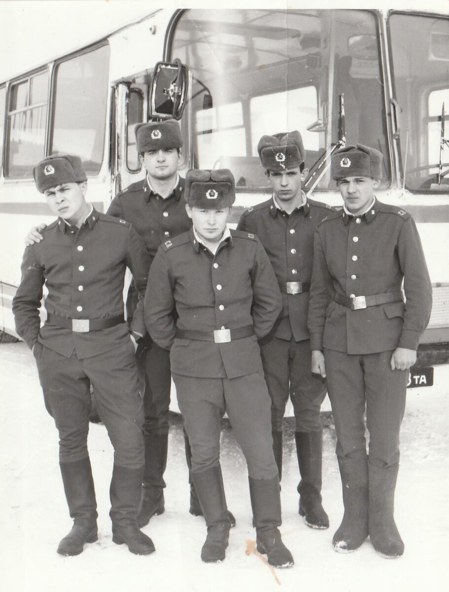 Елань. Колоритное фото Владимира С. - даже невооруженным глазом  чётко видна разница в периодах службы солдат  в Советской Армии...