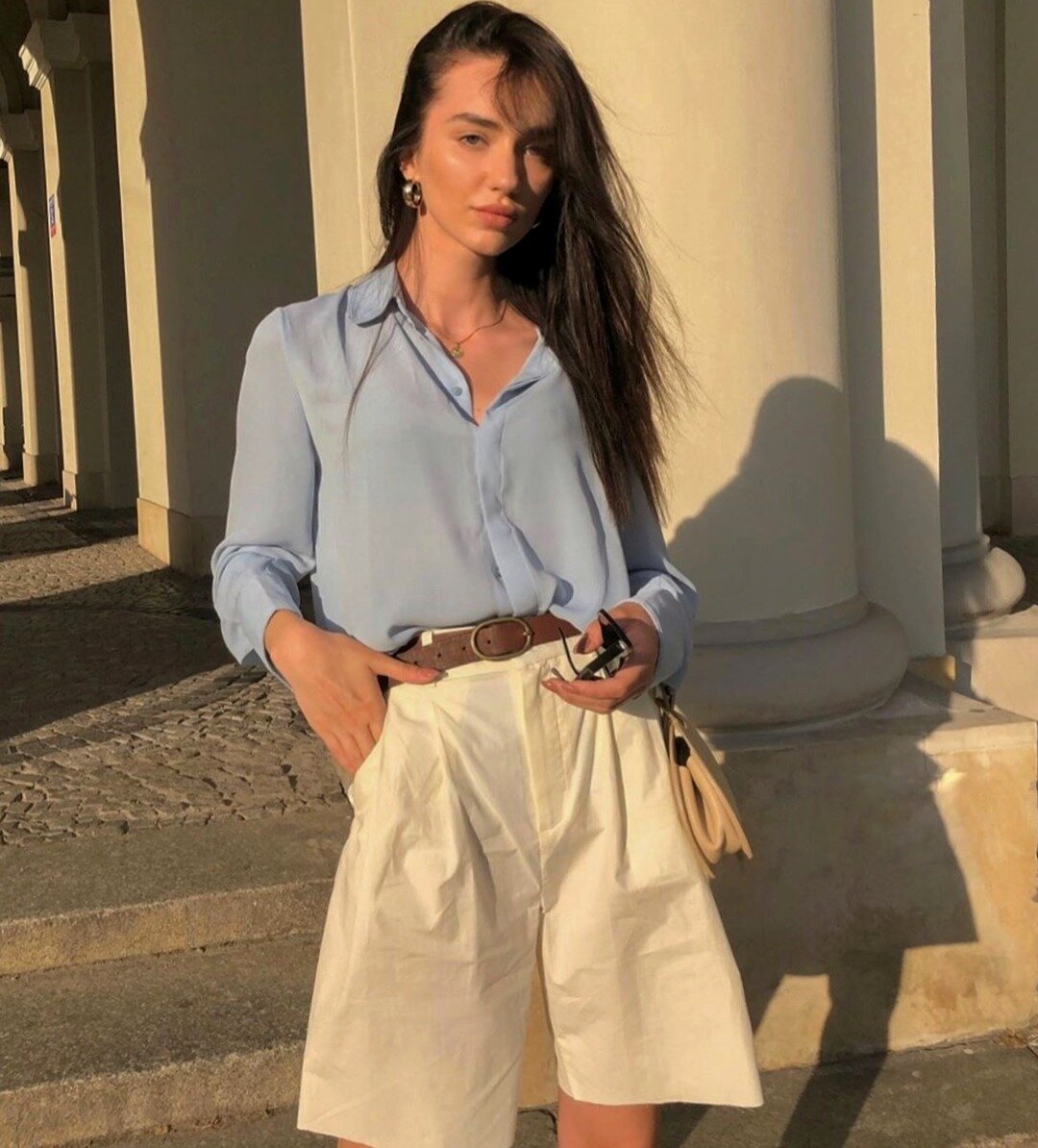 Шорты бермуды стильно сочетаются с рубашкой