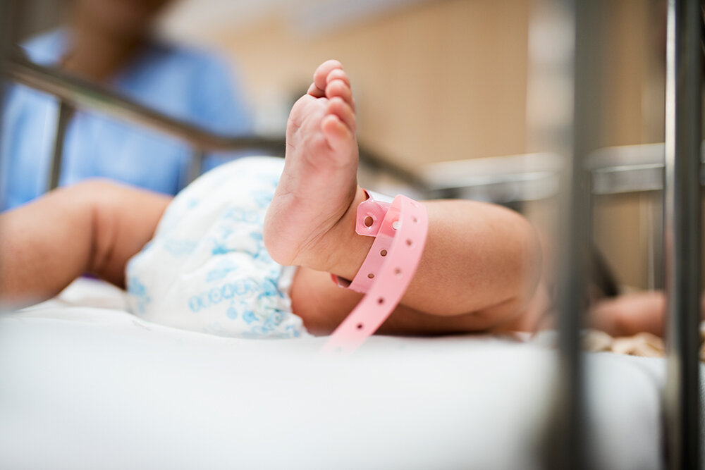 фото: https://www.freepik.com/free-photo/newborn-baby_2765276.htm#page=1&query=maternity+hospital&position=3