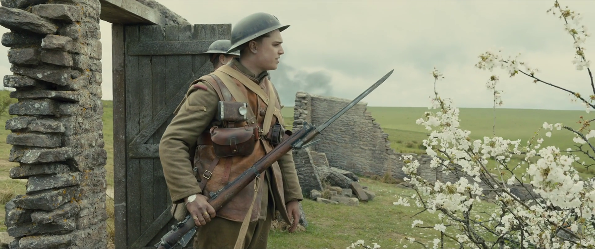 Кадр из фильма "1917",  2019 г. Режиссер Сэм Мендес