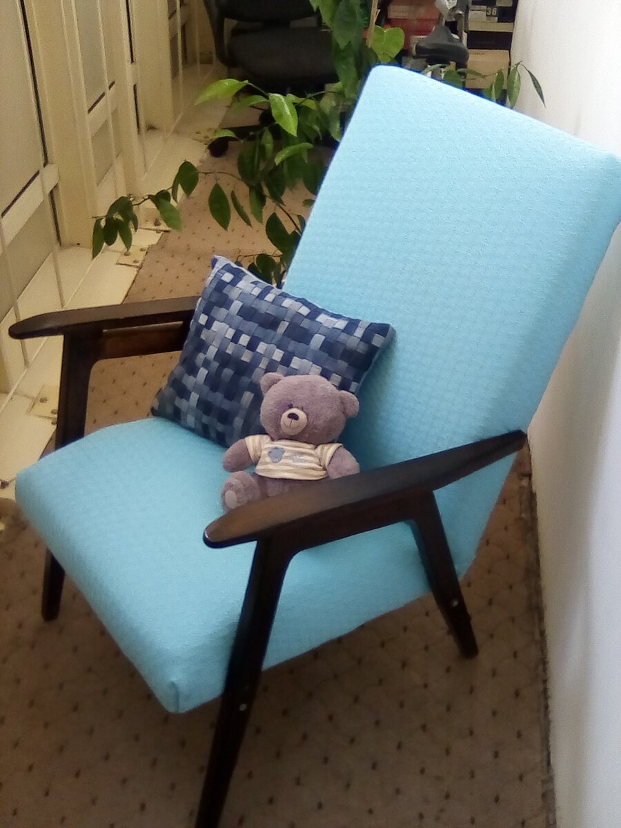 Кресло получилось ещё и очень удобное. Подушечку я тоже сделала сама.