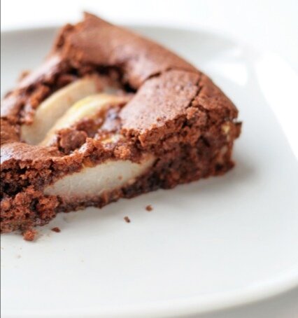 Торт из горького шоколада, грецких орехов и груши