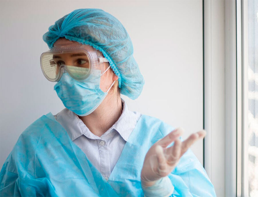 Халат, шапочка, маска и перчатки на время станут для парикмахеров обязательными.  Изображение: pexels.com