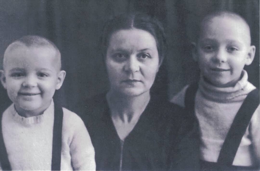 Дети войны 
Максименко Владимир Иванович (слева) – мой дедушка 
Родился в эвакуации в г.Ижевск 8 января 1942 года. 
В 1944 г. вернулся из эвакуации со своими мамой и братом в г.Полтаву

Максименко Валентин Иванович (справа) 
В возрасте 3 лет осенью 1941 г был эвакуирован в г.Ижевск вместе со своей мамой. 
В 1944 г. вернулся из эвакуации со своими мамой и братом в г.Полтаву