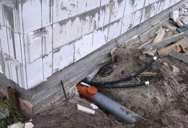 Грубая ошибка - ввод водопровода и выпуск канализации через одно отверстие 