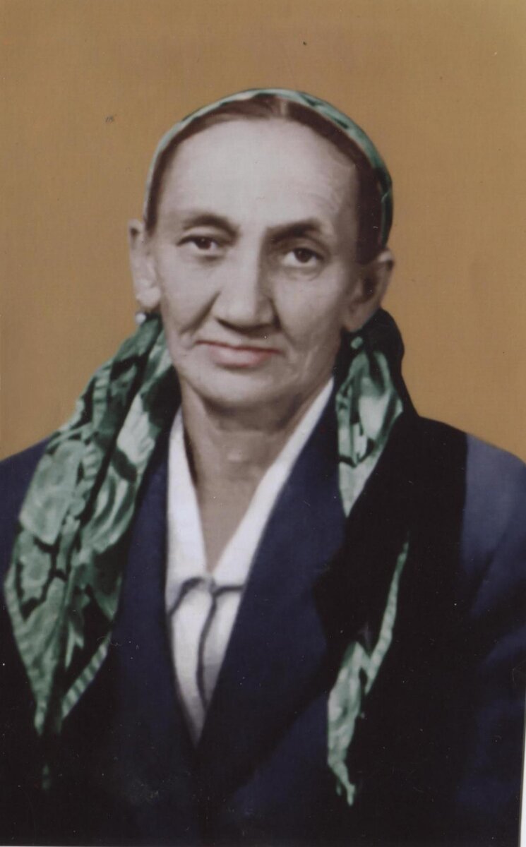 Бабуле на этой фотографии нет и 50. А выглядит как бабушка. От полученных переживаний очень быстро постарела. О войне говорила редко, но подробно.