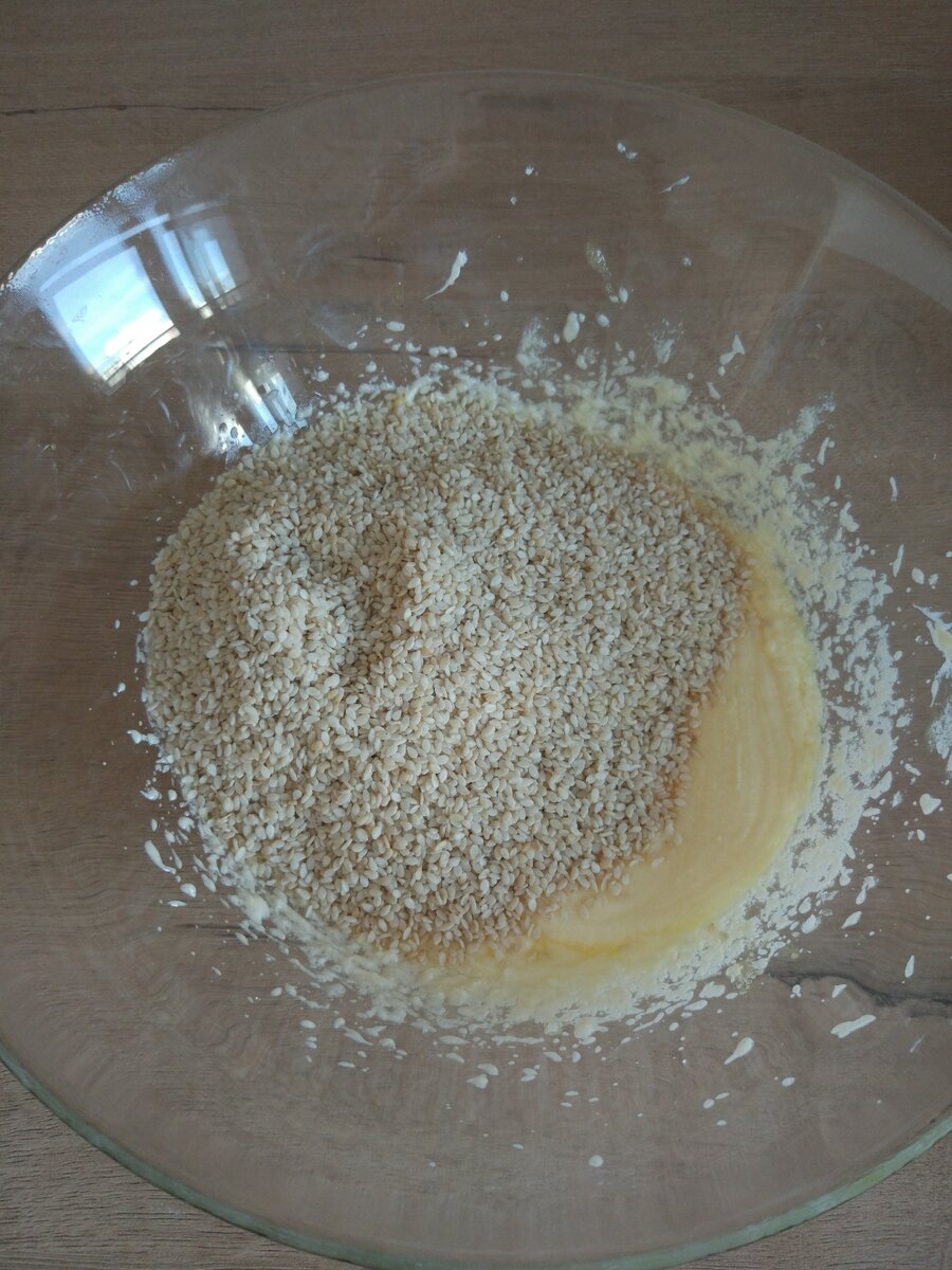 К масляной массе добавить кунжут.