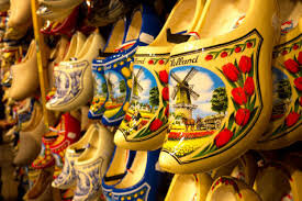 Традиционные разновидности деревянной обуви.