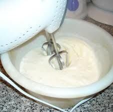     Начнём с того, что замочим желатин в небольшом количестве холодной кипяченой воды (100 гр.) и оставим его для дальнейшего набухания.       Пока проходит этот процесс, с помощью миксера взбиваем в миске йогурты и сахар. Сладость можно регулировать в процессе помешивания, постоянно пробуя смесь. Если по вашему вкусу сахара недостаточно, а масса имеет явно кисловатый вкус, то добавляйте еще немного сахарного песка и взбивайте миксером до ее полного растворения.   