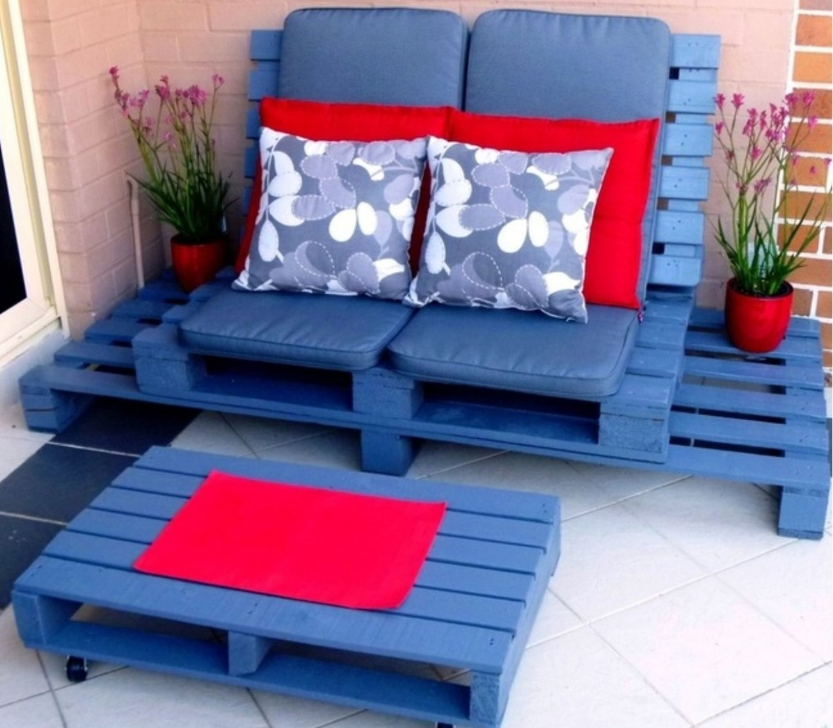 Замечательный кофейный столик и пуфики из поддонов