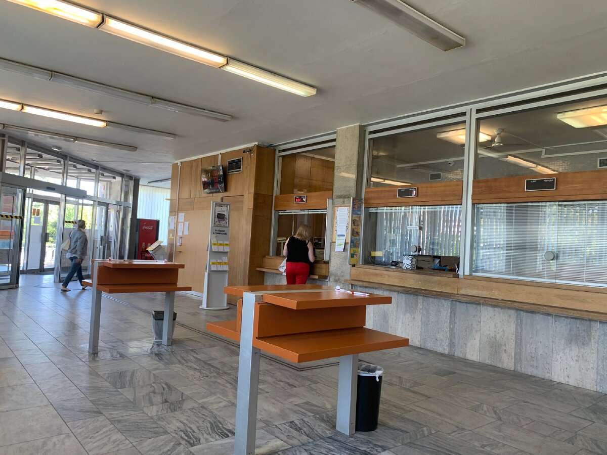 Внутри почтового отделения внешне очень даже по-советски