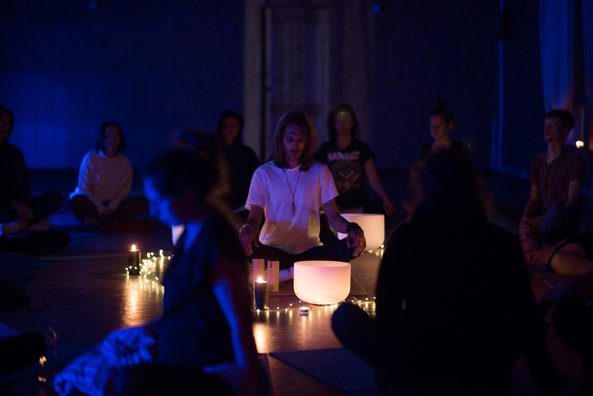 Максим Хорохорин и сонастройка перед практикой на выездном ретрите Hot Yoga 36