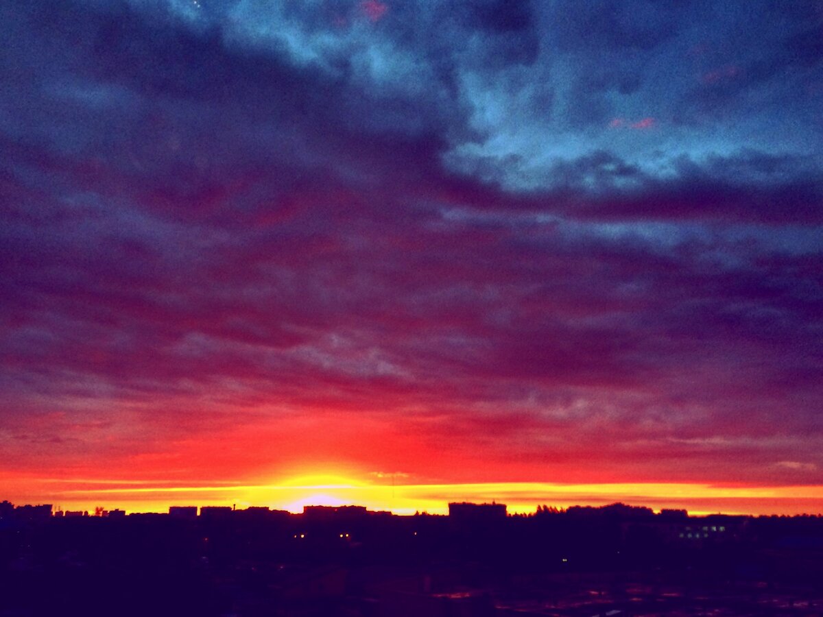 Августовское небо. С таким видом из окна легко начать вести блог