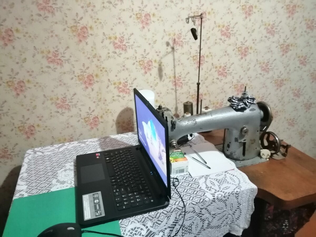 Вот так, рядом со швейной машиной  )))