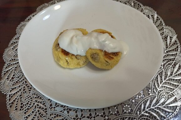 Сырники с изюмом и сметаной.