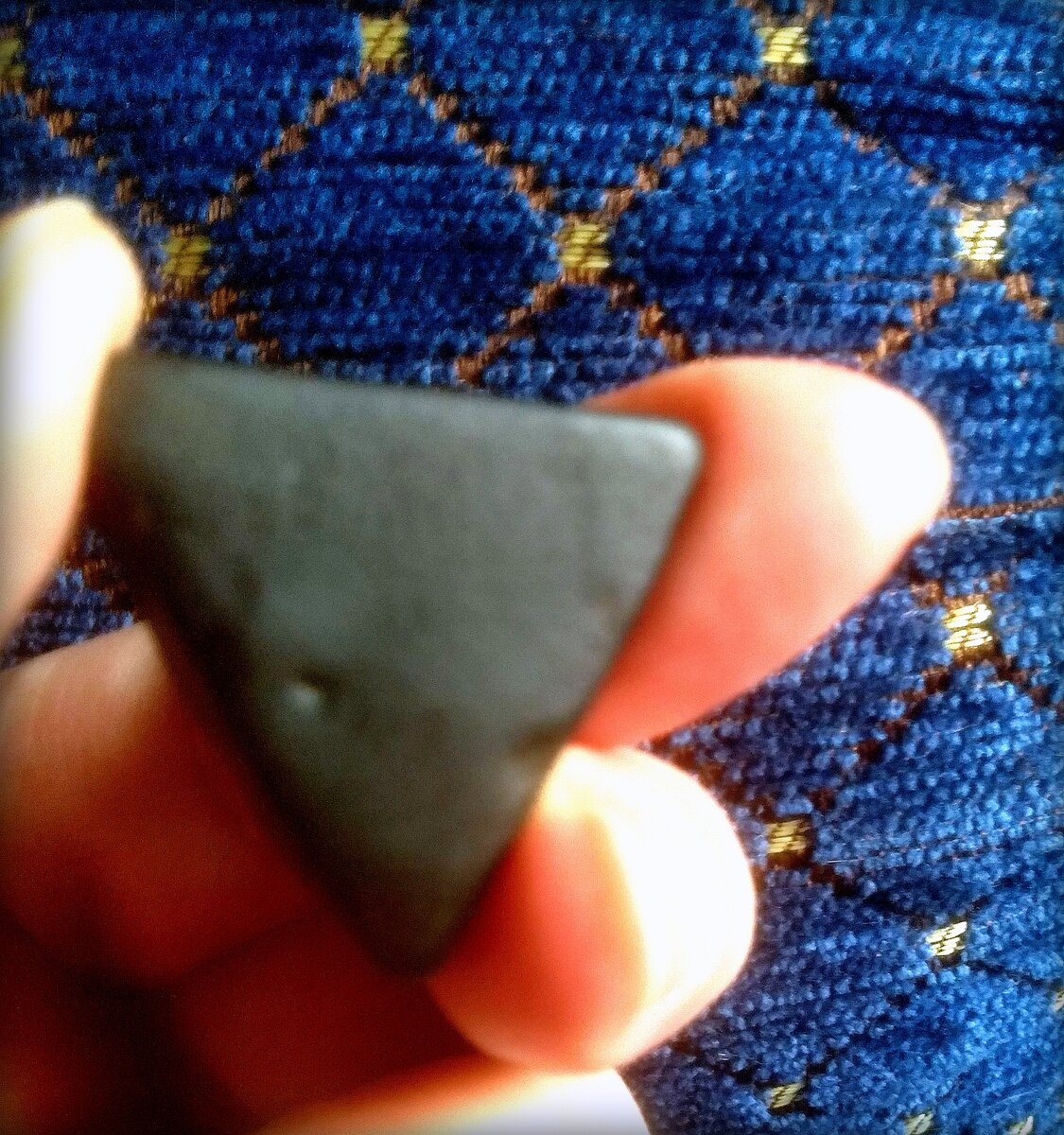 Черный треугольник непонятного назначения. фото автора.