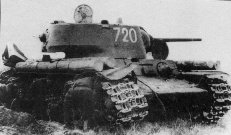 КВ-1 с брёвнами на борту