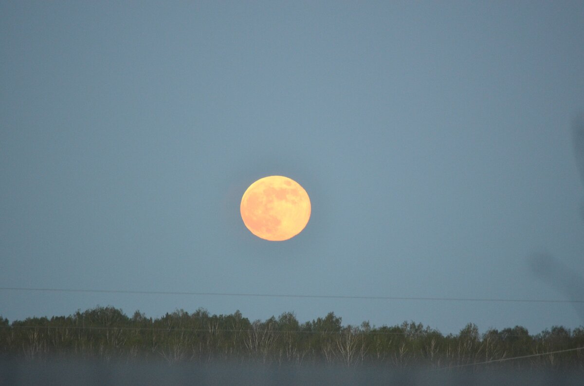 Луна над деревней. Фото автора