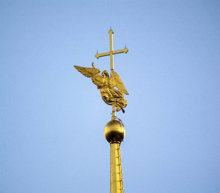 Ангел на шпиле петропавловской крепости в санкт петербурге