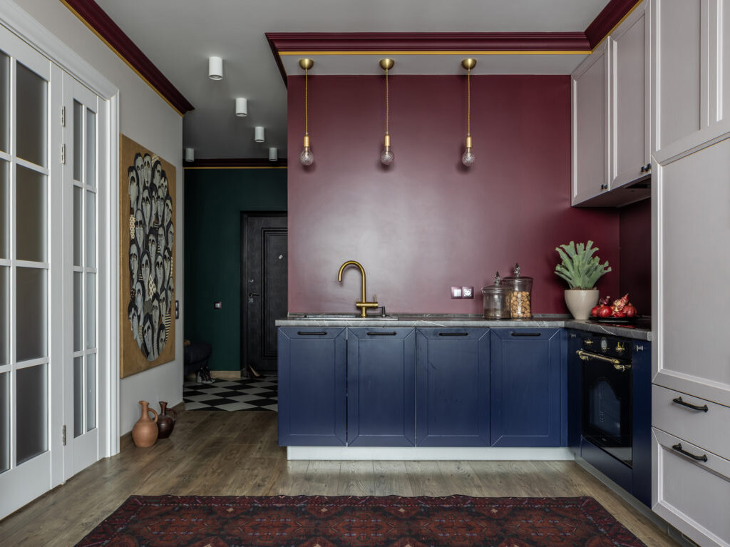 Кухня. Подвесные светильники, Arte Lamp; точечные накладные светильники, Lightstar; ковер, Zara Home; стеклянные вазы, Eichholtz; смеситель, Omoikiri.