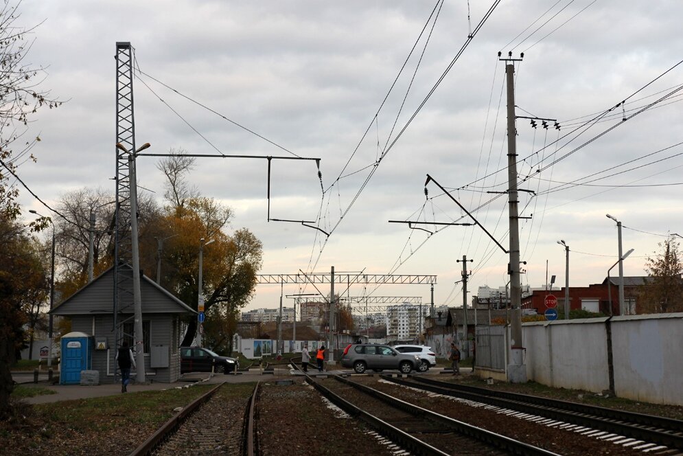 1. Переезд на улице Двинцев. Под контактной сетью два главных пути Алексеевской ветви, слева бывший подъездной путь московского компрессорного завода «Борец», а справа от главных ранее был ещё подъездной путь завода «Станколит», он отходил от главных в сторону Сущёвского вала.