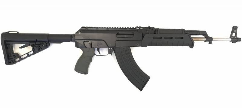 
DX-7. Вид справа
А так где-то берут верх новаторы и мы идем вперед, потом консерваторы лавину улучшений тормозят, и мы благоразумно едем на старом багаже. Причем особенно важно соблюдать этот баланс в производстве оружия. Ведь по большому счету оно же никому не нужно, хотя без него и нельзя обойтись. Новинку тут вообще уместны лишь в крайности, когда старые образцы выработаны ну просто до предела. Как пример, возьмем историю с танком Т-54/55. Хорошая была машина, воюет до сих пор. В Израиле трофейные арабские танки с легкостью оснастили новым двигателем и английской пушкой калибра 105 мм, однако нам для нового орудия калибра 110-мм потребовалось создавать новый танк Т-62, особо ничем себя не показавший. А ведь куда проще было бы поставить на Т-55 новое орудие, пусть даже немного увеличив башню, чем заново делать целый танк. Но это… так, размышление над темой-проблемой, поскольку сегодня мы поговорим о том, как тяга ко всему новому уживается с традиционно хорошим качеством, то есть можно ли примирить интересы новаторов и традиционалистов в рамках рыночной экономики. И окажется, что, да, можно и именно он, этот самый рынок и позволяет в отдельных случаях и рыбку съесть, и на костях покататься. Ну а в качестве примера обратимся к недавно появившемуся автомату DX-7 – американскому патентованному клону автомата Калашникова.
